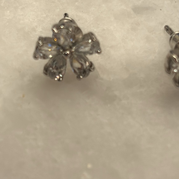 Flower earring - Picture 5 of 10